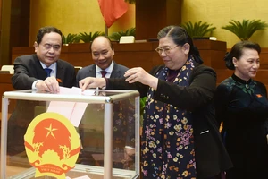 Quốc hội xem xét miễn nhiệm các Phó Chủ tịch Quốc hội: Tòng Thị Phóng, Uông Chu Lưu và Phùng Quốc Hiển