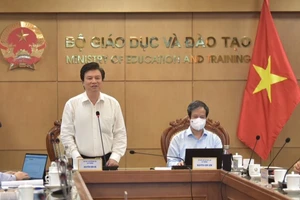 Thứ trưởng Bộ GD-ĐT Nguyễn Hữu Độ phát biểu khai mạc hội nghị. -học sinh khối tiểu học