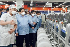 Thủ tướng Phạm Minh Chính thăm nhà máy sản xuất, lắp ráp điện thoại củai Công ty TNHH Samsung Electronics Việt Nam Thái Nguyên. Ảnh: VIẾT CHUNG