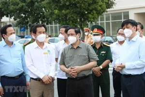 Thủ tướng Phạm Minh Chính cùng lãnh đạo Bộ, ngành Trung ương kiểm tra phòng chống dịch Covid-19 tại TPHCM. Ảnh: TTXVN