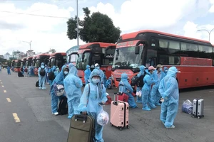 Đưa 600 người dân Phú Yên tại TPHCM về quê tránh dịch. Ảnh: QUỐC HÙNG