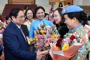 Thủ tướng Phạm Minh Chính gặp mặt đại diện các tầng lớp phụ nữ nhân Ngày Phụ nữ Việt Nam 20-10. Ảnh: VIẾT CHUNG