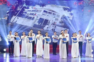 Ca khúc "Bài ca về mái trường" của nhạc sĩ Nguyễn Ngọc Thịnh mở màn buổi lễ trao giải 