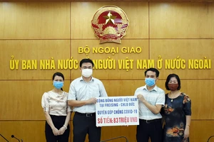 Tiếp nhận tiền ủng hộ phòng chống dịch của cộng đồng người Việt Nam tại Freising - Đức