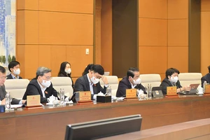 Các đại biểu dự phiên họp của UBTVQH