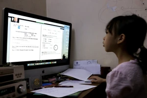 Học sinh tiểu học có thể kiểm tra học kỳ 1 trực tiếp hoặc trực tuyến. Ảnh: QUANG PHÚC