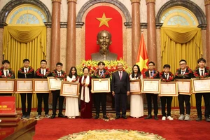 Chủ tịch nước Nguyễn Xuân Phúc tuyên dương đoàn học sinh đạt giải quốc tế