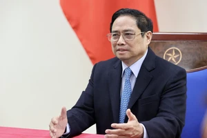 Thủ tướng Phạm Minh Chính điện đàm với Thủ tướng Trung Quốc. Ảnh: VIẾT CHUNG