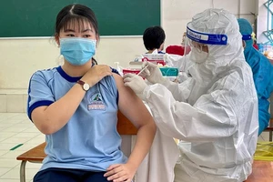 Tiêm vaccine Covid-19 cho học sinh Trường THPT Lương Thế Vinh, quận 1. Ảnh: HOÀNG HÙNG