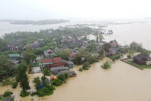 Nhiều khu vực dân cư cùng hàng nghìn hecta lúa thuộc huyện Hải Lăng (tỉnh Quảng Trị) ngập sâu trong nước lũ