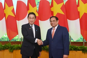 Thủ tướng Phạm Minh Chính và Thủ tướng Nhật Bản Kishida Fumio. Ảnh: VIẾT CHUNG