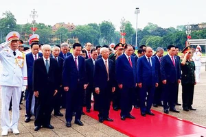 Lãnh đạo Đảng, Nhà nước vào Lăng viếng Chủ tịch Hồ Chí Minh. Ảnh: VGP
