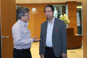 ĐB Trương Trọng Nghĩa (TPHCM) trao đổi với Bộ trưởng Bộ GD-ĐT Nguyễn Kim Sơn bên hành lang Quốc hội, chiều 25-5. Ảnh: QUANG PHÚC