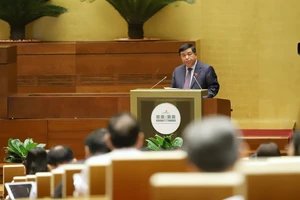 Bộ trưởng Bộ KH-ĐT Nguyễn Chí Dũng trình Quốc hội 2 dự án vành đai: ẢNH: QUANG PHÚC