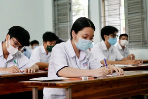 Thí sinh điền thông tin trước giờ làm bài thi Ngữ văn tại điểm thi Lê Hồng Phong, quận 5, TPHCM, sáng 7-7-2022. Ảnh: HOÀNG HÙNG 