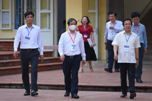 Thí sinh dự thi môn tổ hợp tại điểm thi trường THPT Nguyễn Tất Thành, quận Cầu Giấy, Hà Nội, sáng 8-7. ẢNH: QUANG PHÚC