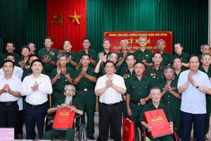 Thủ tướng Phạm Minh Chính thăm, tặng quà cho thương binh, bệnh binh tại Trung tâm điều dưỡng thương binh Kim Bảng, tỉnh Hà Nam, chiều 19-7. Ảnh: VIẾT CHUNG