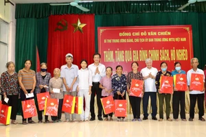 Ủy ban Trung ương MTTQ Việt Nam trao quà cho đồng bào nghèo