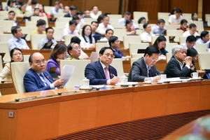 Các đồng chí lãnh đạo Đảng, Nhà nước tham dự phiên thảo luận chiều 28-10. Ảnh: VIẾT CHUNG