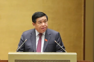 Bộ trưởng Bộ KH-ĐT Nguyễn Chí Dũng trình bày Tờ trình về dự án Luật Đấu thầu (sửa đổi). Ảnh: QUANG PHÚC