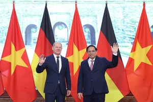 Thủ tướng Phạm Minh Chính và Thủ tướng Đức Olaf Scholz chụp ảnh chung trước cuộc hội đàm, chiều 13-11. Ảnh: QUANG PHÚC