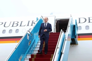 Thủ tướng Cộng hòa Liên bang Đức Olaf Scholz tới sân bay Nội Bài (Hà Nội) bắt đầu chuyến thăm chính thức Việt Nam, chiều 13-11. Ảnh: VIẾT CHUNG