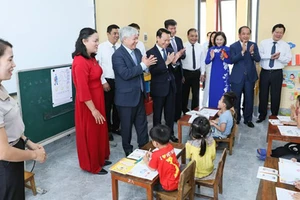 Chủ tịch Ủy ban Trung ương MTTQ Việt Nam Đỗ Văn Chiến thăm hỏi các cháu học sinh