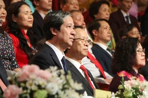 Bộ trưởng Bộ GD-ĐT Nguyễn Kim Sơn cùng các nhà giáo tiêu biểu