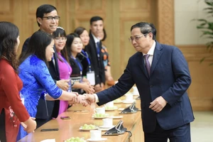 Thủ tướng Phạm Minh Chính gặp gỡ, chúc mừng các nhà giáo tiêu biểu. Ảnh: VIẾT CHUNG