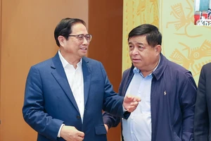 Thủ tướng Phạm Minh Chính trao đổi với Bộ trưởng Bộ KH-ĐT Nguyễn Chí Dũng tại hội nghị. Ảnh: VIẾT CHUNG
