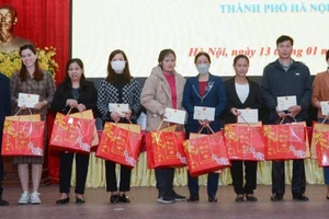 Bộ trưởng Nguyễn Kim Sơn tặng quà, chúc tết giáo viên có hoàn cảnh khó khăn 