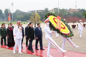 Đoàn lãnh đạo Đảng, Nhà nước, MTTQ Việt Nam đặt vòng hoa, vào Lăng viếng Chủ tịch Hồ Chí Minh, sáng 19-1. Ảnh: VIẾT CHUNG