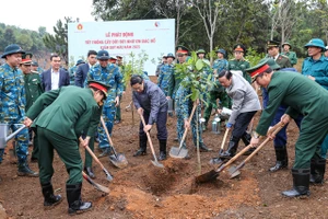 Thủ tướng phát động Tết trồng cây "Đời đời nhớ ơn Bác Hồ". Ảnh: VIẾT CHUNG