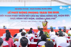 Thủ tướng Phạm Minh Chính phát động phong trào thi đua đẩy mạnh phát triển kết cấu hạ tầng đồng bộ, hiện đại. Ảnh: VIẾT CHUNG