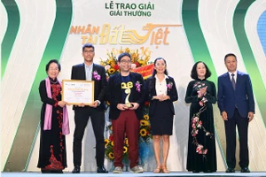 Trao giải thưởng Nhân tài Đất Việt năm 2022.
