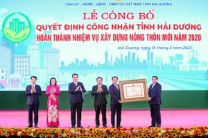Thủ tướng Phạm Minh Chính trao Quyết định công nhận tỉnh Hải Dương hoàn thành nhiệm vụ xây dựng nông thôn mới. Ảnh: VIẾT CHUNG