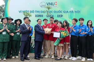 Thủ tướng trao tặng 5.000 cây xanh cho ĐHQG Hà Nội