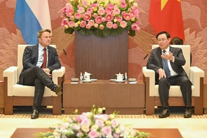 Chủ tịch Quốc hội Vương Đình Huệ tiếp Thủ tướng Đại Công quốc Luxembourg Xavier Bettel thăm chính thức Việt Nam. Ảnh VIẾT CHUNG