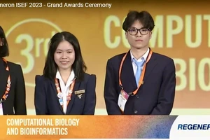 Em Nguyễn Thị Mai Anh và em Nguyễn Bình Giang (phải) nhận giải Ba