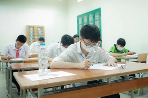 Thí sinh dự thi kỳ thi tuyển sinh vào lớp 10 THPT công lập năm học 2023-2024, tại Hà Nội. Ảnh: VIẾT CHUNG