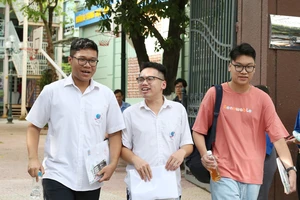 Thí sinh phấn khởi khi kết thúc thi môn Toán ở điểm thi Trường THPT Nguyễn Bỉnh Khiêm, quận Cầu Giấy. Ảnh: QUANG PHÚC