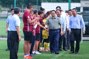 Thủ tướng cùng các thành viên đội tuyển bóng đá nữ quốc gia Việt Nam. Ảnh: VIẾT CHUNG