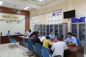 Giải quyết thủ tục hành chính 1 cửa tại xã Tân Bình, huyện Đầm Hà, tỉnh Quảng Ninh. Ảnh: QUANG PHÚC