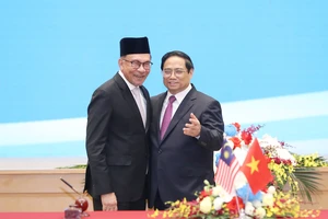 Thủ tướng Phạm Minh Chính chủ trì lễ đón trọng thể Thủ tướng Malaysia Anwar Ibrahim và phu nhân