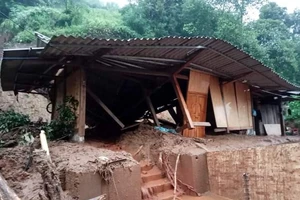 Một ngôi nhà của người dân Mù Cang Chải (Yên Bái) bị đất đá sạt lở, tràn vào