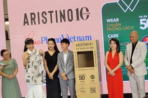 Diễn viên Thanh Hương ủng hộ chiếc áo của vai Luyến trong phim “Cuộc đời vẫn đẹp sao” cho quỹ Mottainai