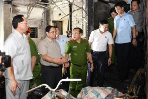 Thủ tướng thị sát hiện trường vụ cháy "chung cư mini" vào ngày 12-9 tại phường Khương Đình. Ảnh: VIẾT CHUNG