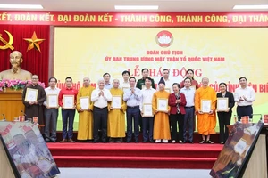 Chủ tịch nước Võ Văn Thưởng cùng các đại biểu tại lễ phát động ủng hộ làm nhà đại đoàn kết cho hộ nghèo của tỉnh Điện Biên