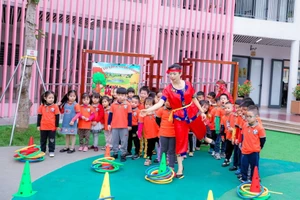 Cô trò trường mầm non ở Hà Nội tham gia một trò chơi dân gian