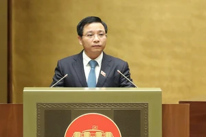 Bộ trưởng Bộ GTVT Nguyễn Văn Thắng trình bày tờ trình về dự án Luật Đường bộ, sáng 10-11. Ảnh: QUANG PHÚC